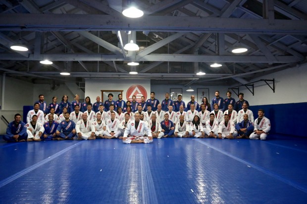 “Ficar juntos, ajudar uns aos outros e levar o Jiu-Jitsu para todos” Carlos Gracie Jr.