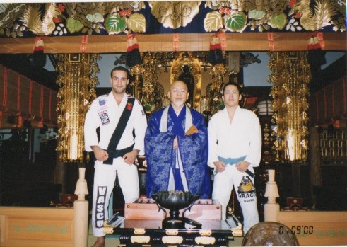 In 2000 Marcio Feitosa (on the left) visited the town of Kaibara to meet Nao’s family. This photo is taken inside the temple, where Nao grew up. Nao’s father is in the centre.